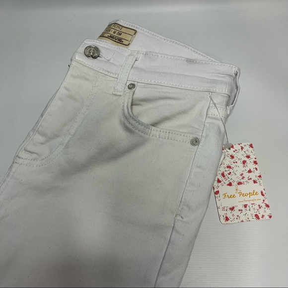 3) NWT Free People White Denim Busted Knee Distressed Skinny 9” Jeans Size 26 - Picture 4 of 15